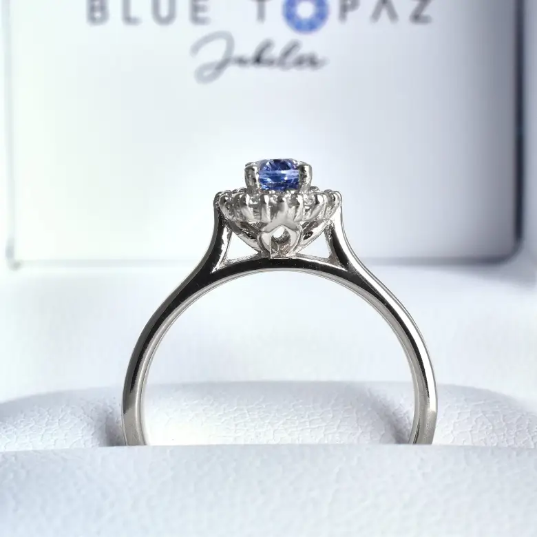 Pierścionek z szafirem w białym złocie